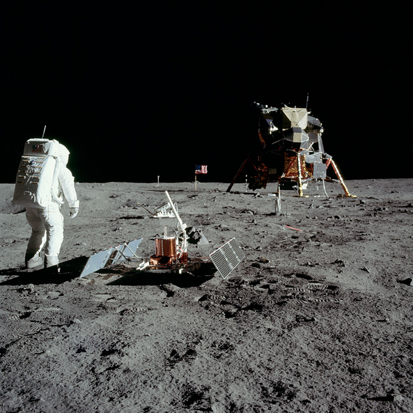 Apollo_11_Astronaut_Aldrin_und_Lunar_Lander_auf_dem_Mond