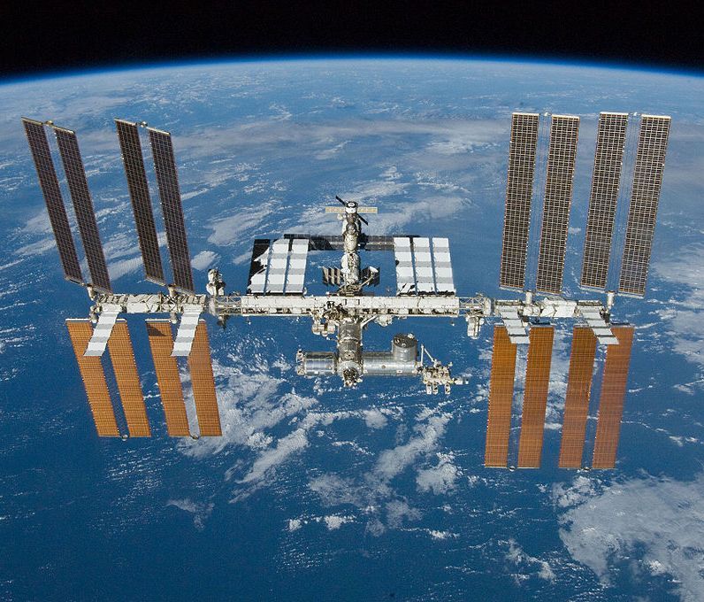 ISS_von_Atlantis_STS-132_aufgenommen_2010