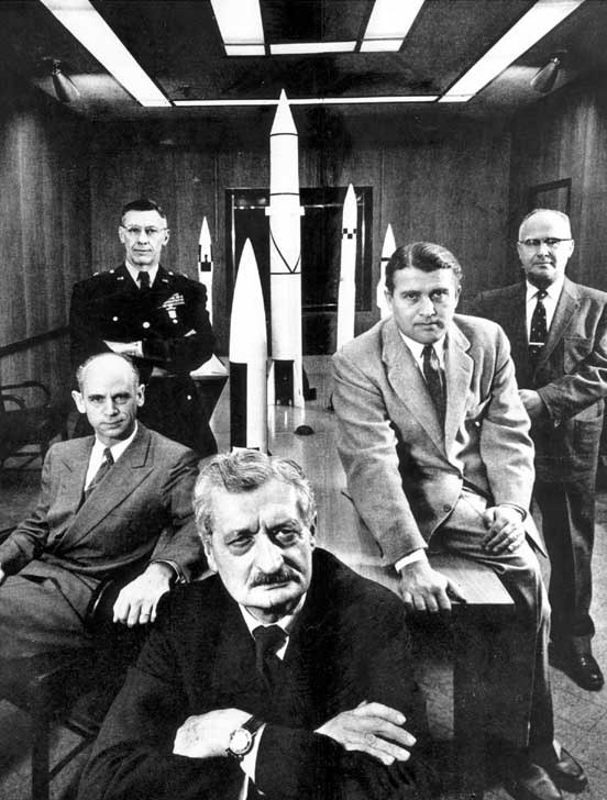 Hermann Oberth, Wernher von Braun, Ernst Stuhlinger u. a. NASA